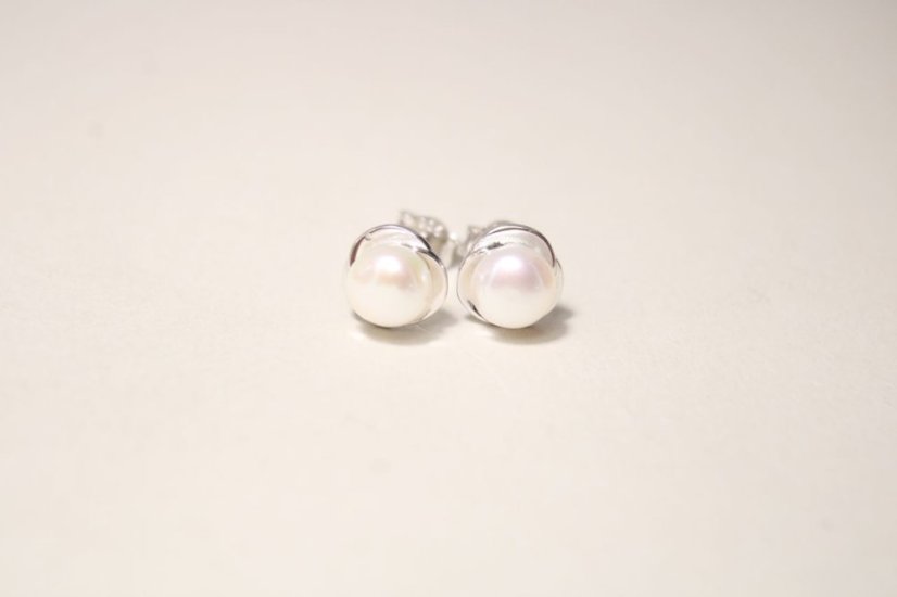 Strieborné napichovacie náušnice s perlami, rhodium, 1,57 g, 925/1000