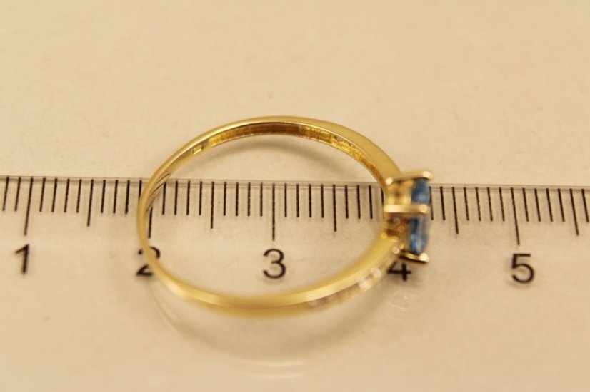 Zlatý prsteň, žlté zlato, modrý a číry zirkón, veľkosť 61, 1,45g 14k 585/1000