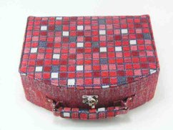 Tmavočervená látková šperkovnica so štvorcovým motívom SP.290