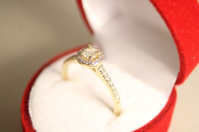 Diamantový prsteň zo žltého zlata s centrálnym briliantom 0,15 ct H/Si2, veľkosť 54, 2,01 g, 14 karátov 585/1000