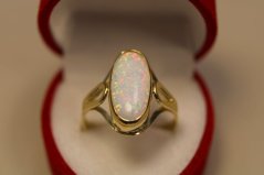 Prsteň-biely opál-ovalný tvar-žlté zlato-14 karátov