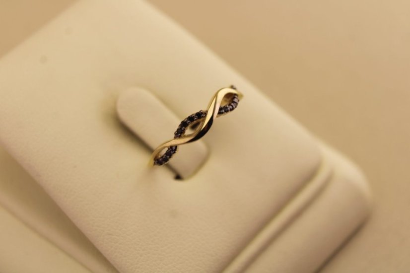 Prsteň- pletený vzor- čierne diamanty- žlté zlato- 14 karátov