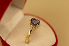 Prsteň- zafír 0,90ct- diamanty 0,05ct- žlté zlato- 14 karátov