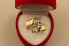 Prsteň- vrúbky- číre zirkóny- žlté zlato- 14 karátov