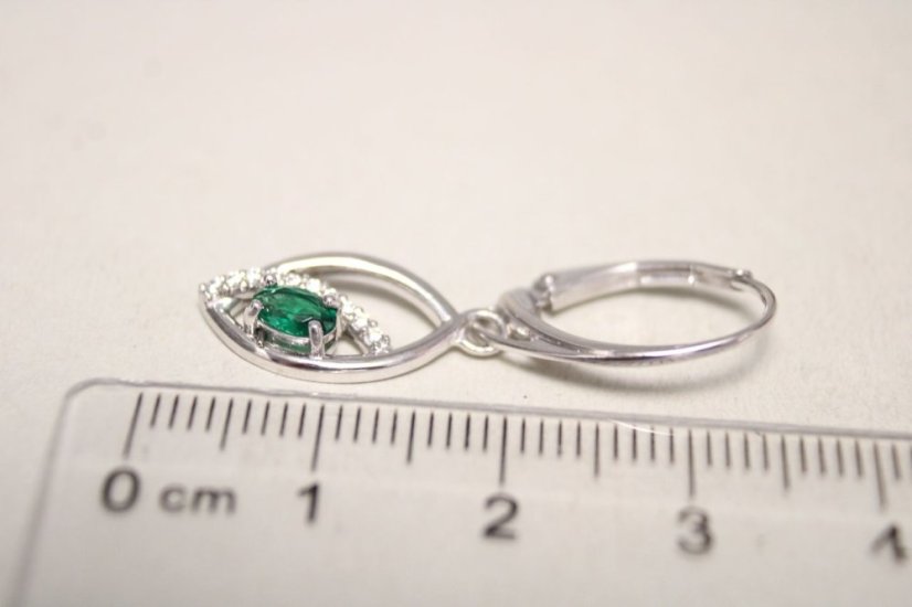 Listové strieborné naušnice so zeleným kameňom, klasické zapínanie, číre zirkóny, rhódium, 2,94g, 925/1000 - Materiál: Rhodiované striebro, Druh kameňa: FAREBNÝ ZIRKÓN, Farba kameňa: Zelený, Váha (g): 2,94, Rýdzosť: STRIEBRO 925/1000
