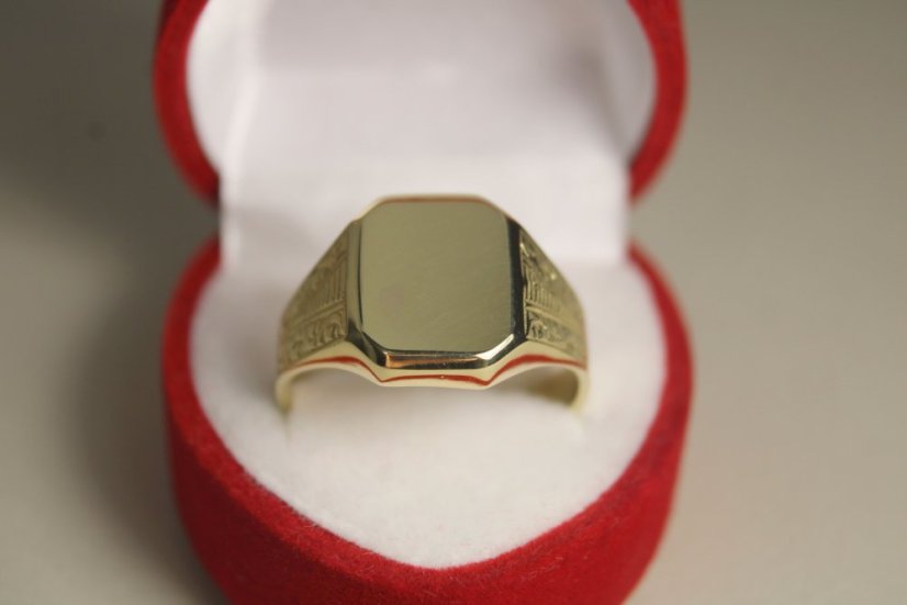 Klasický pánsky zlatý prsteň hladký povrch, gravírované ramená, žlté zlato, veľkosť 62, 5,74g, 14K, 585/1000 - Farba zlata: Žltá, Veľkosť prsteňa: 62, Váha (g): 5,74, Rýdzosť: 14 karátov 585/1000