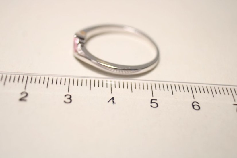 Strieborný rhódiovaný prsteň v tvare vlnky so svetlorúžovým kameňom, číre zirkóny, veľkosť 59, 2,25g, 925/1000