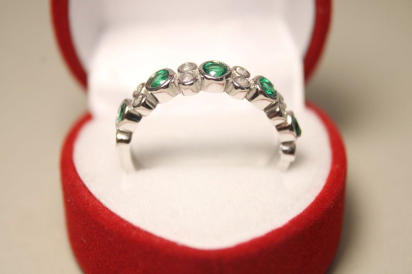 Strieborný prstienok s čírymi a zelenými zirkónmi, rhodium, veľkosť 58, 3,17 g , 925/1000