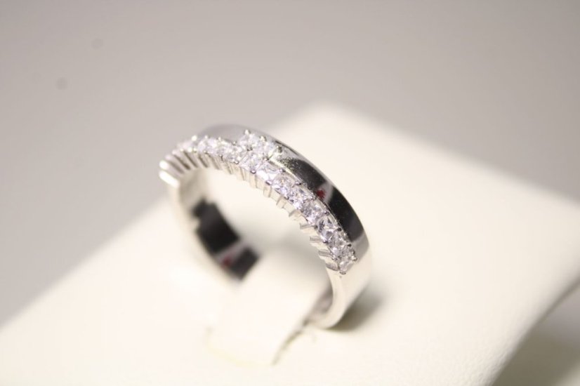 Dámsky strieborný prsteň s hladkou obručou a čírymi zirkónmi, rhodium, veľkosť 56, 3,43 g, 925/1000