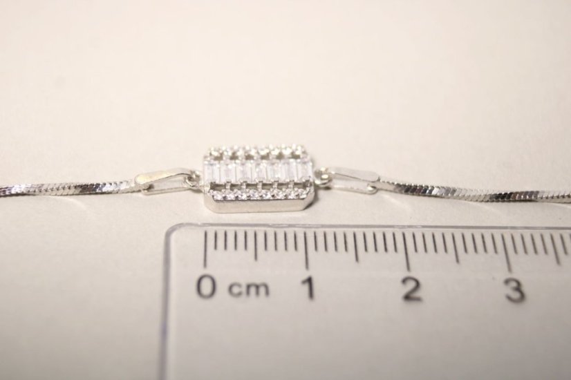 Strieborný náramok zdobený obdĺžnikovým príveskom, číre zirkóny, rhodium, 18-22 cm, 2,43 g, 925/1000