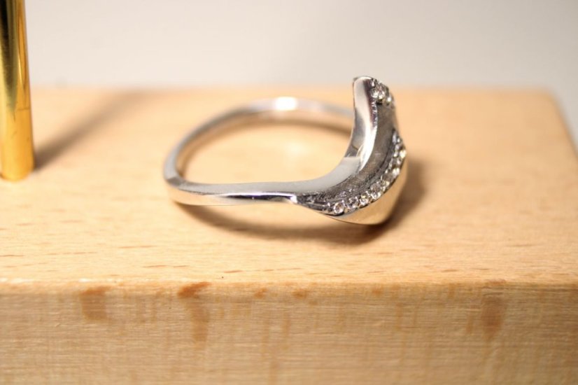 Elegantný strieborný prsteň s čírymi zirkónmi, rhódium, veľkosť 52, 2,26g, 925/1000 - Materiál: Rhodiované striebro, Druh kameňa: ZIRKÓN, Farba kameňa: Číry, Veľkosť prsteňa: 52, Váha (g): 2,26, Rýdzosť: STRIEBRO 925/1000