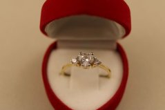 Prsteň- srdce- číre zirkóny- žlté zlato- 14 karátov