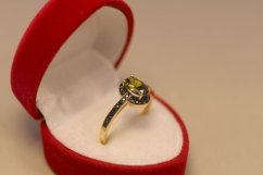 Zlatý prsteň s brúseným olivovo-zeleným zirkónom, žlté zlato, veľkosť 56, 1,93 g, 14k 585/1000