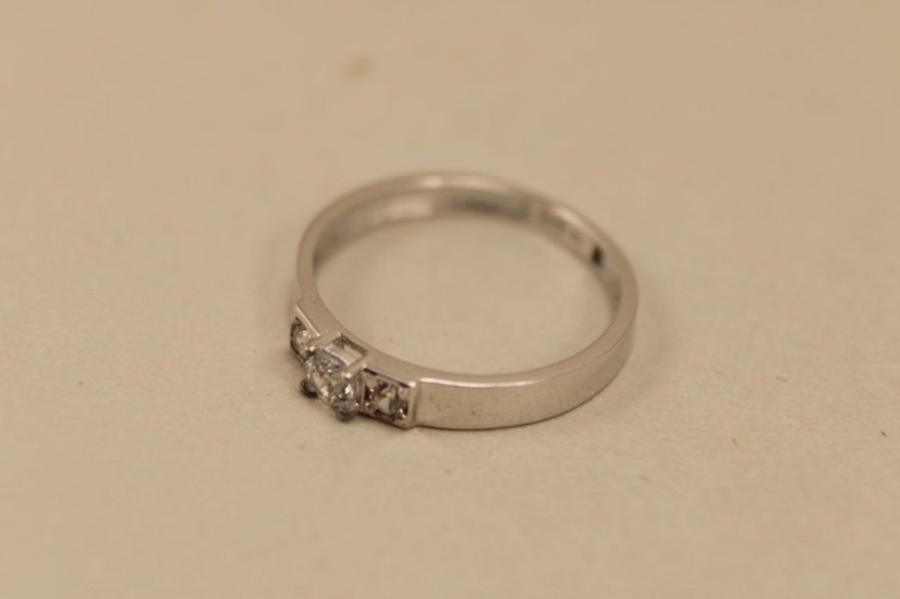 Zlatý prsteň, biele zlato, číre zirkóny, veľkosť 50, 1,23g 14k 585/1000