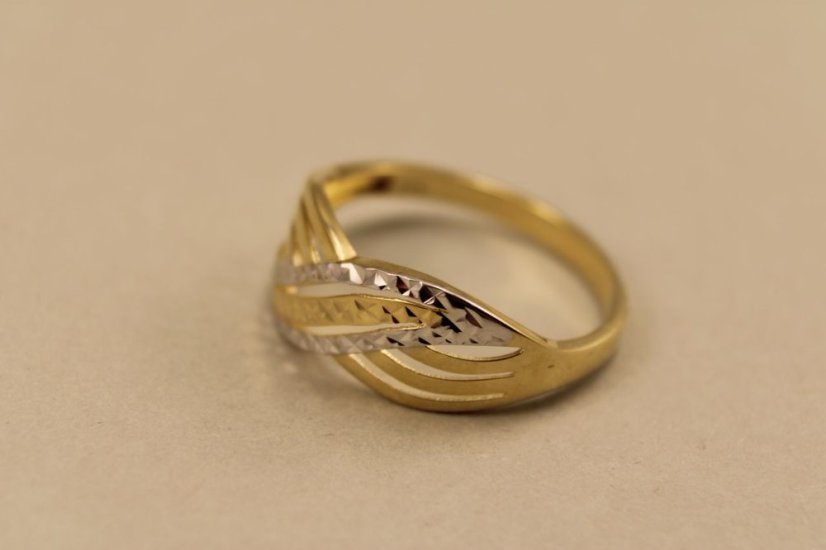 Prsteň- ozdobný gravír- viacfarebné zlato- 14 karátov