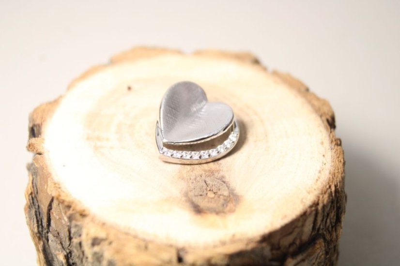 Strieborný prívesok s matno-lesklou úpravou - srdce s čírymi zirkónmi, rhodium, 1,98 g, 925/1000