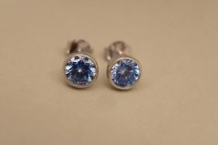 Náušnice- modrý zirkón- puzetky- rhódiované striebro