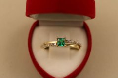 Prsteň- zelený štvorcový kameň- číre zirkóny- žlté zlato- 14 karátov