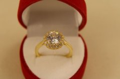 Prsteň- veľký okrúhly kameň- číre zirkóny- pozlátené striebro