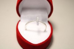 Rhódiovaný strieborný prsteň s minimalistickým krížikom, číre zirkóny, veľkosť 58, 1,41g, 925/1000