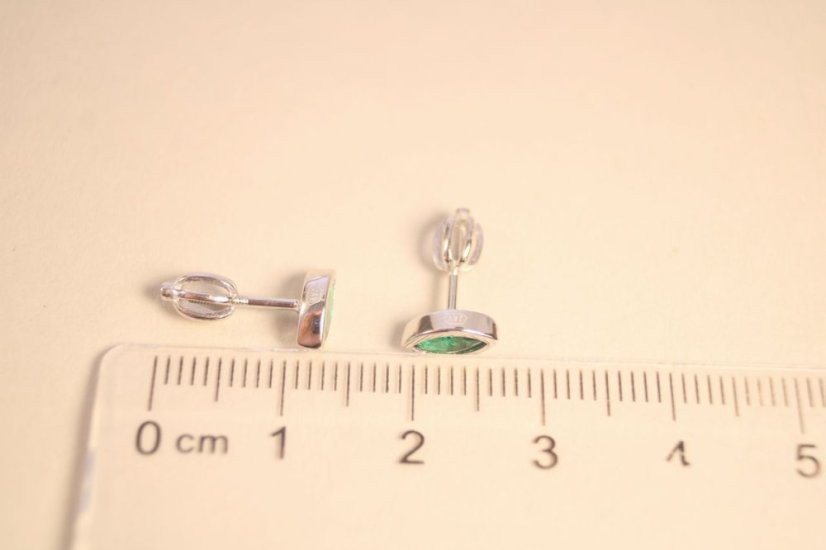 Moderné náušnice so zeleným zirkónom, rhodium, šrúbky, 1,11 g, 925/1000