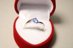 Strieborný rhódiovaný prsteň v tvare vlnky modrý kameň a číre zirkóny, veľkosť 47, 1,56g, 925/1000