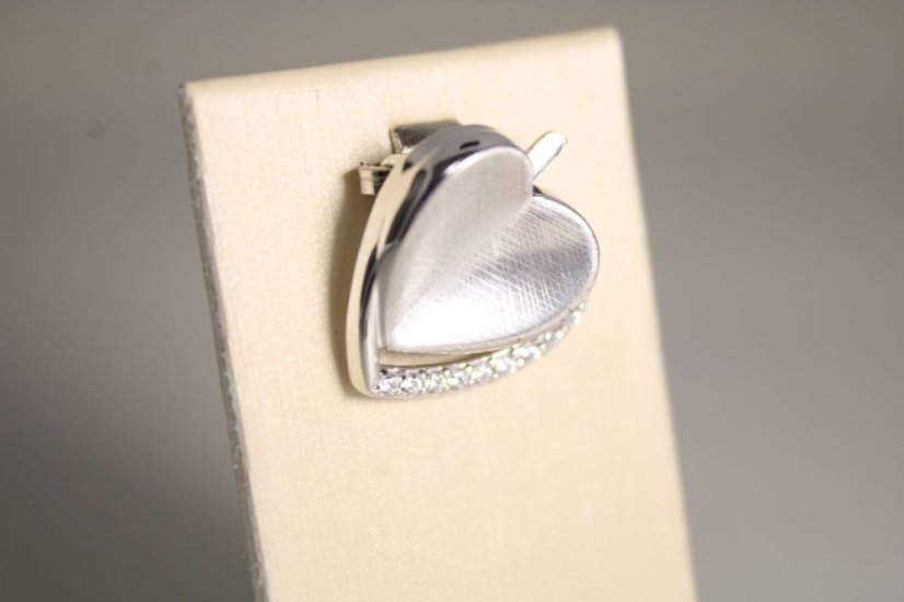 Strieborný prívesok s matno-lesklou úpravou - srdce s čírymi zirkónmi, rhodium, 1,98 g, 925/1000
