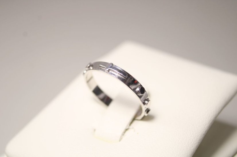 Prsteň- ruženec- vystupený krížik- biele zlato- 14 karátov