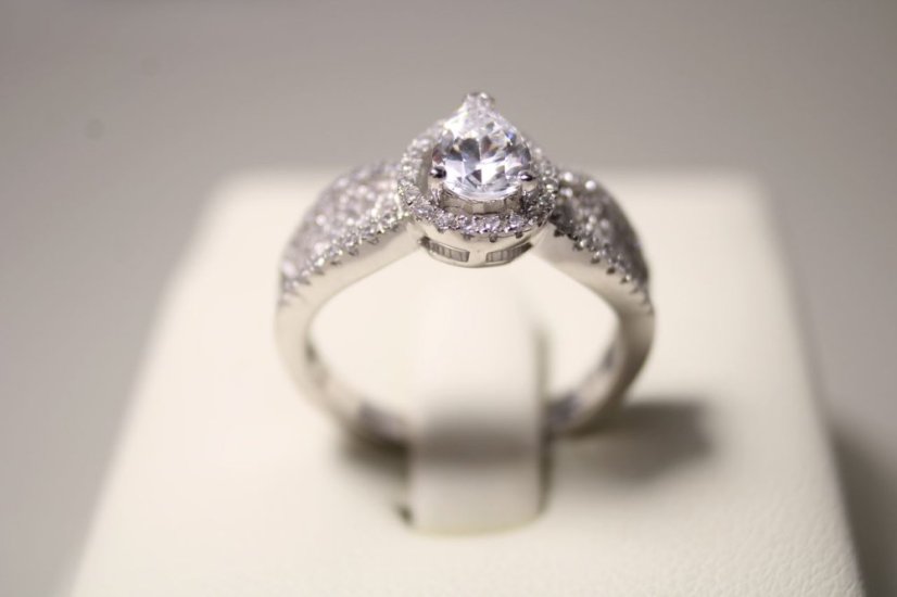 Strieborný prsteň kvapka posiaty čírymi zirkónmi, rhodium, veľkosť 54, 3,73 g, 925/1000