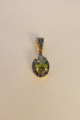 Zlatý ovalny prívesok zdobený olivovo-zeleným zirkónom, žlté zlato, 1,49 g, 14k 585/1000
