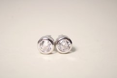 Strieborné náušnice kôstky so zirkónom, puzetky, rhodium, 2,14 g, 925/1000