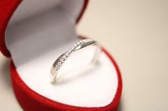 Strieborný jemný prsteň s čírymi kamienkami zirkóna, rhódium, veľkosť 58, 1,58g, 925/1000
