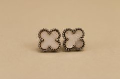 Náušnice - ďatelinka - syntetická biela perleť - puzetky - oceľ - 316/L