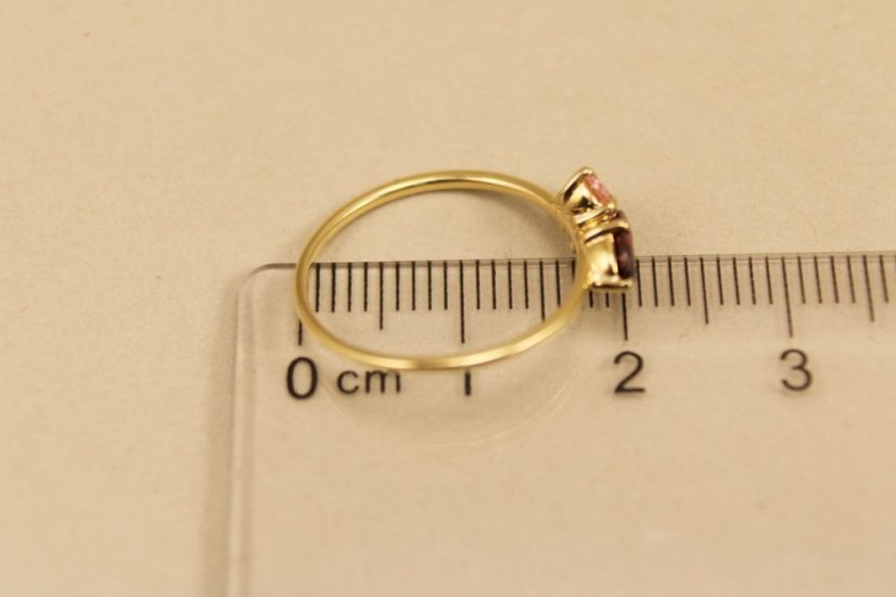 Zlatý prsteň, žlté zlato, farebné zirkóny (červený, žltý, rúžový a modrý), veľkosť 52, 1,41 g 14k 585/1000