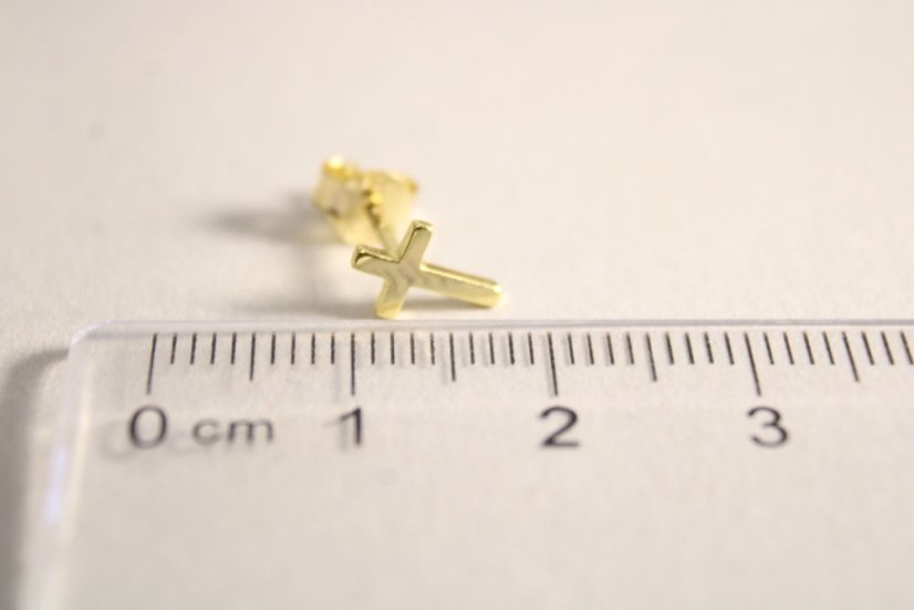 Pozlátené puzetové náušnice z pozláteného striebra v tvare krížika, 0,62g, 925/1000