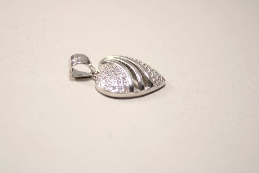 Prívesok srdiečko z rhodiovaného striebra s čírymi zirkónmi, 1,56 g, 925/1000 - Materiál: Rhodiované striebro, Druh kameňa: ZIRKÓN, Farba kameňa: Číry, Váha (g): 1,56, Rýdzosť: STRIEBRO 925/1000