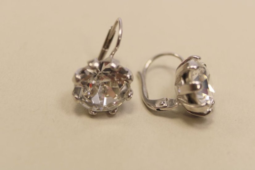 Klasické naušnice s veľkým brúseným zirkónom, ródiované striebro, 4,58g, 925/1000 - Materiál: Rhodiované striebro, Druh kameňa: ZIRKÓN, Farba kameňa: Číry, Váha (g): 4,58, Rýdzosť: STRIEBRO 925/1000