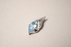 Prívesok- modrý topás- číre zirkóny- rhódiované striebro