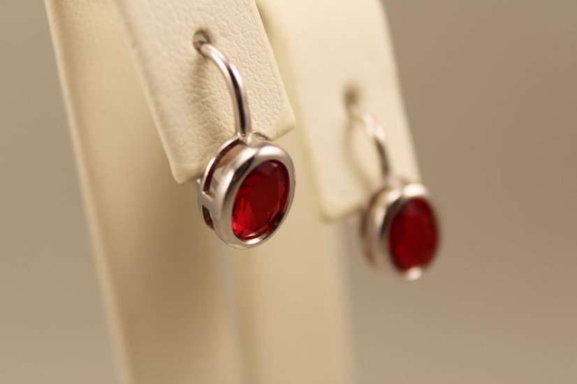 Náušnice- červený zirkón-klasické zapínanie- striebro