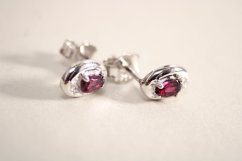 Naušnice- prírodný granát- číre zirkóny- puzetky- rhódiované striebro