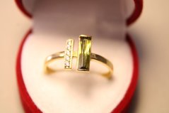 Zlatý prsteň svetlozelený kameň, číre zirkóny, žlté zlato, veľkosť 58, 1,61 g, 14 karátov, 585/1000