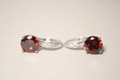 Strieborné náušnice s červeným zirkónom, rhodium, klasické zapínanie, 3,74 g, 925/1000