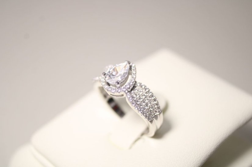 Strieborný prsteň kvapka posiaty čírymi zirkónmi, rhodium, veľkosť 54, 3,73 g, 925/1000