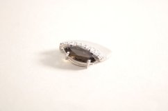 Strieborný prívesok zdobený hnedým kremeňom a čírymi zirkónmi, rhódium, 2,10g, 925/1000