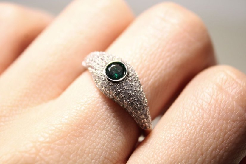 Strieborný rhodiovaný prsteň smaragdový zirkón, číre zirkóny, veľkosť 59, 2,96 g, 925/1000