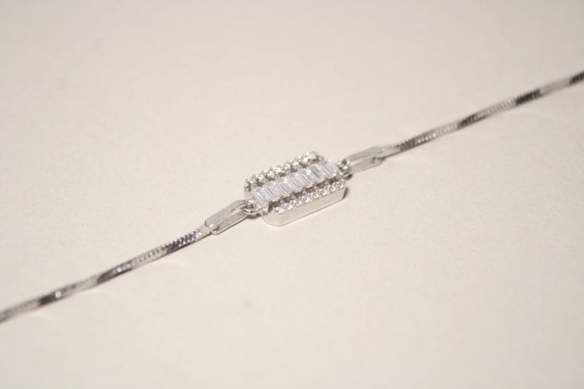 Strieborný náramok zdobený obdĺžnikovým príveskom, číre zirkóny, rhodium, 18-22 cm, 2,43 g, 925/1000