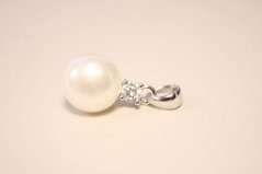 Strieborný prívesok s bielou perlou, rhodium, číry zirkón, 1,33 g, 925/1000