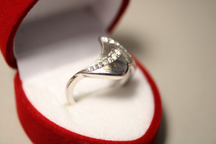 Elegantný strieborný prsteň s čírymi zirkónmi, rhódium, veľkosť 52, 2,26g, 925/1000 - Materiál: Rhodiované striebro, Druh kameňa: ZIRKÓN, Farba kameňa: Číry, Veľkosť prsteňa: 52, Váha (g): 2,26, Rýdzosť: STRIEBRO 925/1000