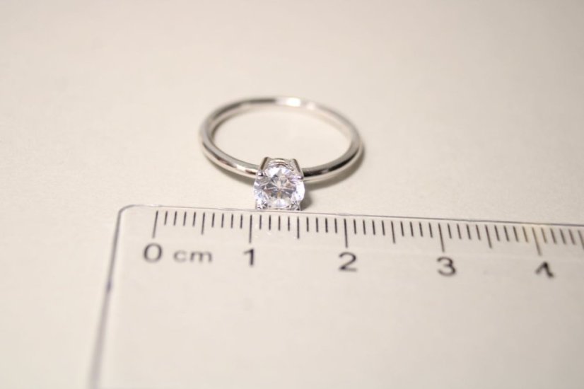 Rhódiovaný strieborný prsteň s čírym zirkónom v krapničkách, veľkosť 50,1,43g, 925/1000 - Materiál: Rhodiované striebro, Druh kameňa: ZIRKÓN, Farba kameňa: Číry, Veľkosť prsteňa: 50, Váha (g): 1,43, Rýdzosť: STRIEBRO 925/1000