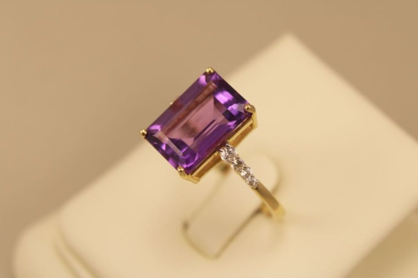 Prsteň-žlté zlato-drahokam (Ametyst) - číre zirkóny-14 karátov